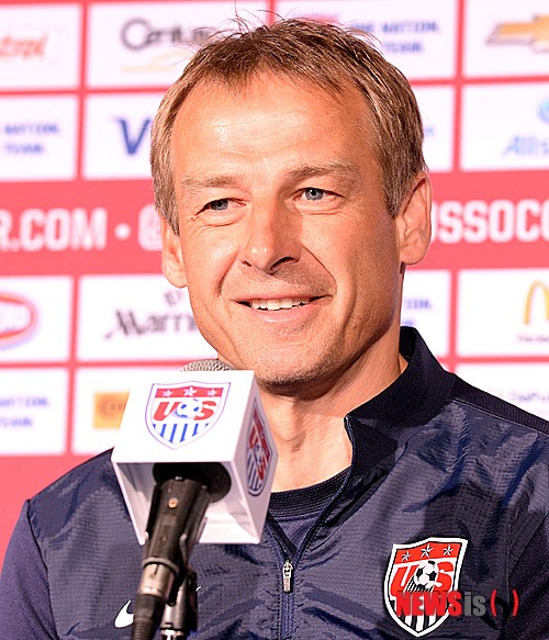 【카슨(미국)=뉴시스】박영태 기자 = 1일 새벽(한국시간) 미국 캘리포니아주 카슨의 스텁 허브센터에서 진행된 미국 축구국가대표팀 공식 기자화견에서 위르겐 클린스만 감독이 취재진의 질문에 대답하고 있다. 2014.02.01.&nbsp; since1999@newsis.com 