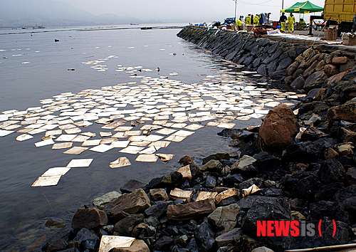 【여수=뉴시스】김석훈 기자 = 1일 기름유출 방제작업이 한창인 전남 여수시 신덕마을 앞 바다에 기름 제거용 부직포와 아직 제거되지 않은 기름이 뒤엉켜 있다. 2014.02.01.&nbsp;&nbsp; kim@newsis.com&nbsp;&nbsp;&nbsp;&nbsp;&nbsp;&nbsp;&nbsp;&nbsp;&nbsp;&nbsp;&nbsp;&nbsp;&nbsp;&nbsp;&nbsp;&nbsp;&nbsp;&nbsp;&nbsp;&nbsp;&nbsp;&nbsp;&nbsp;&nbsp;&nbsp;&nbsp;&nbsp;&nbsp;&nbsp;&nbsp;&nbsp;&nbsp;&nbsp;&nbsp;&nbsp;&nbsp;&nbsp;&nbsp;&nbsp;&nbsp;&nbsp;&nbsp;&nbsp;&nbsp; 