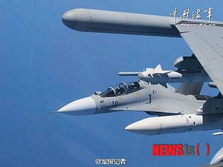 【서울=뉴시스】중국군이 음력 새해 첫날인 지난달 31일 실탄으로 동중국해 방공식별구역(CADIZ)에 진입한 외국 군용기를 격퇴한 것으로 전해졌다. 1일 중국군 기관지인 해방군보(解放軍報) 등 언론은 전날 오전 9시35분께 동해함대 항공병 소속의 수호이-30 전투기 2대가 긴급 발진해 CADIZ에 진입한 외국 군용기를 CADIZ 밖으로 쫓아냈다고 전했다. (사진출처: 해방군보 웨이보) 2014.02.01 