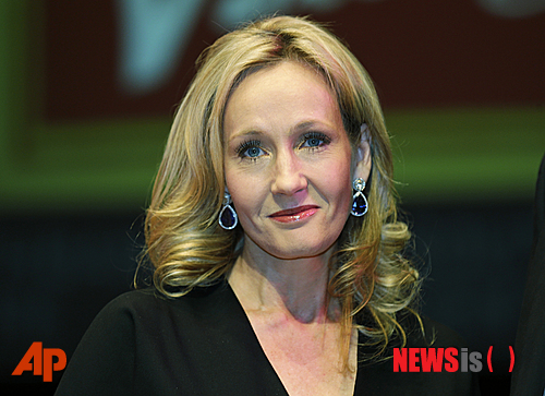 【런던=AP/뉴시스】영국 소설가 J.K. 롤링이 지난해 9월27일 영국 런던 사우스뱅크 센터에서 사진기자들 앞에서 포즈를 취하고 있다. 해리포터의 저자인 그는 2일(현지시간) 공개된 한 인터뷰에서 소설 속 주인공 헤르미온느와 론이 짝을 맺는 결론에 대해 달리 생각하고 있음을 밝혔다. 그는 문학적 차원에서가 아닌 자신의 소원 성취를 위해 극히 개인적인 이유로 이들이 관계를 맺게 했다고 말했다. 2014.02.03