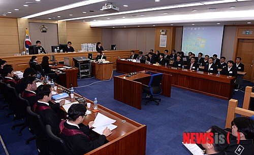 【수원=뉴시스】사진공동취재단 = 3일 오전 경기 수원시 영통구 원천동 수원지방법원에서 열린 통합진보당 이석기 의원 등의 '내란음모' 사건 결심공판에서 이석기의원을 비롯한 피고인들이 재판을 받고 있다. 2014.02.03.&nbsp;&nbsp; photo@newsis.com