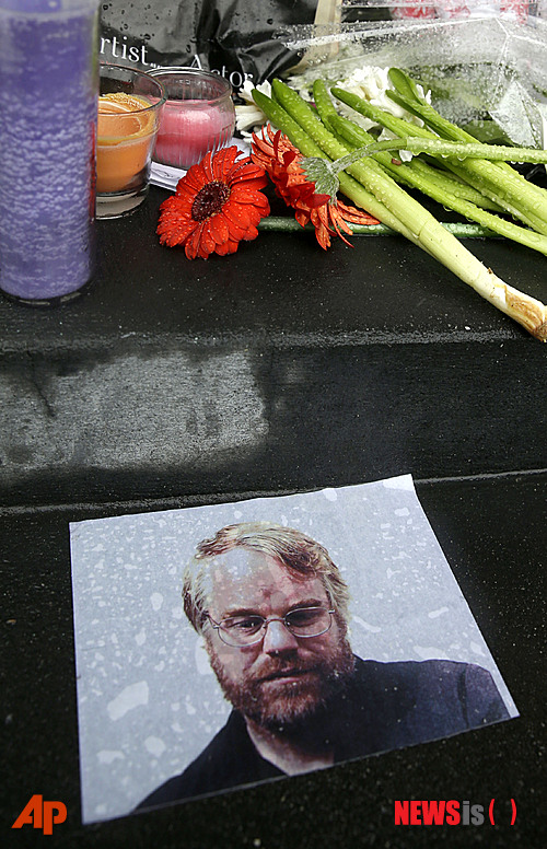 【서울=뉴시스】박영주 기자 = 할리우드 스타 필립 세이모어 호프먼(47)이 사망한 미국 뉴욕의 자택에서 헤로인이 든 마약 봉지가 발견됐다.&nbsp; 경찰과 의료 관계자는 호프먼의 팔에 주사기가 꽂혀있는 점, 화장실에서 숨진 점 등을 이유로 사인을 약물 과다복용으로 추정하고 있다. 호프먼 부검은 3일 시작됐다.&nbsp; 호프먼의 아파트에서는 사용하지 않은 주사기, 불에 탄 숟가락, 혈압약과 근육이완제 등 처방약도 함께 발견됐다.&nbsp; 마약이 담긴 봉투 겉면에는 스페이드 에이 등 다양한 카드 문양의 도장이 찍혀 있다. 문양별로 다른 종류의 헤로인이다.&nbsp;&nbsp; 수사당국은 헤로인에 다른 약물이 혼합됐는지에 대해서도 확인 중이다. 최근 펜실베이니아주 등 미국 동북부에서는 모르핀보다 100배 강력한 펜타닐과 헤로인 혼합약물 과다복용으로 지난달에만 22명이 죽었다.&nbsp; 한편, 호프먼은 2일 오전 뉴욕 자신의 아파트 욕실에서 숨진 채 발견됐다.&nbsp; gogogirl@newsis.com 