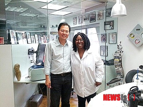 【뉴욕=뉴시스】노창현 특파원 = 뉴욕의 한인이 미국의 유명인사들이 앞다퉈 찾는 세계적인 ‘덴탈 세라미스트’로 활약하고 있다. 제이슨 김(53 김정도) ‘제이 킴 오랄 디자인’ 대표는 미국 최고의 오랄디자이너(치아기공)로 비틀즈의 살아있는 전설 폴 매카트니를 비롯, 세계적인 모델 지젤 번천과 하이디 클롬, 할리우드스타 캐서린 제타존스, 오프라 윈프리, 힙합스타 피프티 센트 등 수많은 유명스타들을 고객으로 하고 있다. 우피 골드버그와 포즈를 취한 제이슨 김 대표. 2014.02.04.&nbsp; robin@newsis.com 