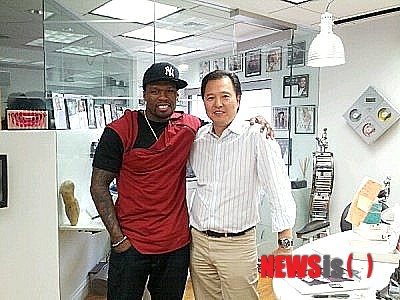 【뉴욕=뉴시스】노창현 특파원 = 뉴욕의 한인이 미국의 유명인사들이 앞다퉈 찾는 세계적인 ‘덴탈 세라미스트’로 활약하고 있다. 제이슨 김(53 김정도) ‘제이 킴 오랄 디자인’ 대표는 미국 최고의 오랄디자이너(치아기공)로 비틀즈의 살아있는 전설 폴 매카트니를 비롯, 세계적인 모델 지젤 번천과 하이디 클롬, 할리우드스타 캐서린 제타존스, 오프라 윈프리, 힙합스타 50센트 등 수많은 유명스타들을 고객으로 하고 있다. 힙합스타 50센트와 포즈를 취한 제이슨 김 대표. 2014.02.04.&nbsp; robin@newsis.com 