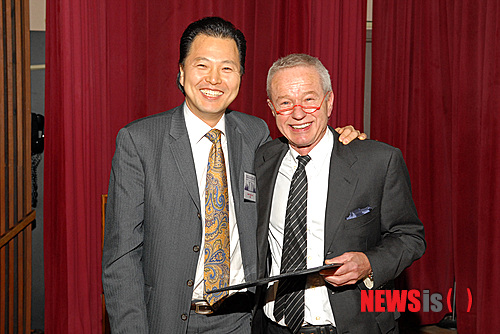 【뉴욕=뉴시스】노창현 특파원 = 뉴욕의 한인이 미국의 유명인사들이 앞다퉈 찾는 세계적인 ‘덴탈 세라미스트’로 활약하고 있다. 제이슨 김(53 김정도) ‘제이 킴 오랄 디자인’ 대표는 미국 최고의 오랄디자이너(치아기공)로 비틀즈의 살아있는 전설 폴 매카트니를 비롯, 세계적인 모델 지젤 번천과 하이디 클롬, 할리우드스타 캐서린 제타존스, 오프라 윈프리, 힙합스타 피프티 센트 등 수많은 유명스타들을 고객으로 하고 있다. '오랄 디자인'의 창설자 윌리 겔러와 함께 한 제이슨 김 대표. 2014.02.04.&nbsp; robin@newsis.com 