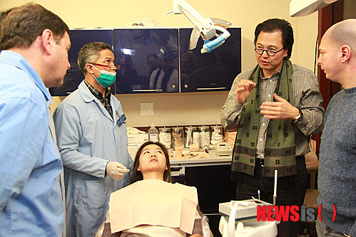 【뉴욕=뉴시스】노창현 특파원 = 뉴욕의 한인이 미국의 유명인사들이 앞다퉈 찾는 세계적인 ‘덴탈 세라미스트’로 활약하고 있다. 제이슨 김(53 김정도) ‘제이 킴 오랄 디자인’ 대표는 미국 최고의 오랄디자이너(치아기공)로 비틀즈의 살아있는 전설 폴 매카트니를 비롯, 세계적인 모델 지젤 번천과 하이디 클롬, 할리우드스타 캐서린 제타존스, 오프라 윈프리, 힙합스타 피프티 센트 등 수많은 유명스타들을 고객으로 하고 있다. 그는 10여년전부터 NYU(뉴욕대)와 컬럼비아대학에서 예비 치과의사들을 상대로 강의도 하며 한인문화예술계에도 많은 후원을 하고 있다. 2014.02.04.&nbsp; robin@newsis.com