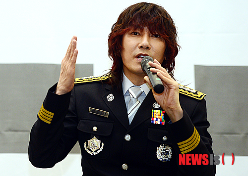 【서울=뉴시스】조성봉 기자 = 가수 김장훈이 5일 오전 서울 중구 태평로 한국프레스센터에서 열린 크레훈팝 ‘대한민국 소방관 프로젝트’ 기자회견에서 소감을 밝히고 있다. ‘크레훈팝’은 5일 대한민국 소방관을 향한 응원가인 ‘히어로(HERO)’의 정식 음원 공개를 앞두고 가수 김장훈과 걸그룹 크레용팝이 함께 만든 팀이며, 16일 아주대 실내 체육관에서 소방관과 소방관가족들, 119구조대원들을 위한 공연을 진행한다. 2014.02.05.&nbsp; suncho21@newsis.com 