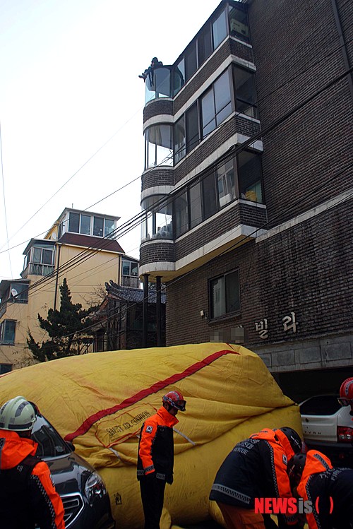 【서울=뉴시스】5일 오전 서울 성북구 장위동에 위치한 한 빌라 옥상난간에서 구조대원들이 자살시도하려는 시민을 구조하고 있다. 성북소방서 관계자는 "구조당시 시민은 만취한 상태였으며 사유는 파악 중에 있다"고 전했다. 2014.02.05. (사진=성북소방서 제공) photo@newsis.com