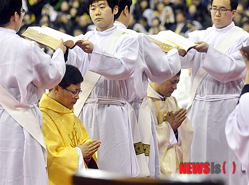 【서울=뉴시스】최동준 기자 = 5일 오후 서울 송파구 올림픽공원에서 주교 서품을 받은 서울대교구 보좌주교 정순택(왼쪽) 베드로 주교와 유경촌 티모테오 주교가 주교 서품 기도를 하고 있다. 2014.02.05. photocdj@newsis.com