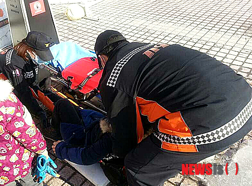 【서울=뉴시스】5일 오후 2시 51분께 서울 용산구 용산동1가 근처에서 시민이 빙판길에서 넘어져 낙상사고가 발생, 구조대원들이 응급처치를 하고 있다. 2014.02.05. (사진=용산소방서 제공)&nbsp; photo@newsis.com 