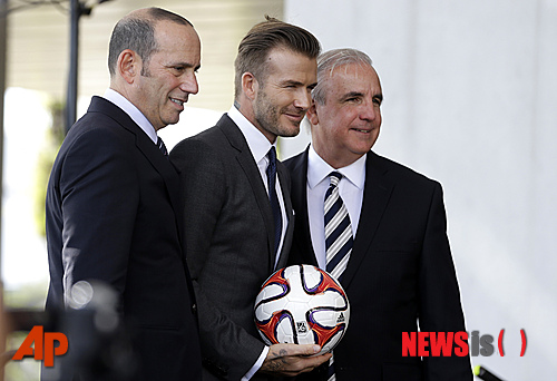 【마이애미=AP/뉴시스】잉글랜드의 축구 스타 데이비드 베컴(39·가운데)이 6일(한국시간) 미국 메이저리그사커(MLS) 마이애미 축구단 창단을 발표했다. 이날 기자회견에는 돈 가버 MLS 커미셔너(왼쪽)와 카를로스 기메네스 마이애미 데이드 카운티 시장 등 300여명의 인사들이 참석했다.