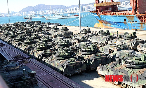 【의정부=뉴시스】김칠호 기자= 주한 미 2사단은 미국 텍사스에서 한국에 순환배치될 제1-12기병대대의 M1A2 아브라함 탱크 20여 대와 M2A3 브래들리 전투차량 30여대가 부산항에 도착해 열차편으로 의정부 캠프 스탠리로 수송 중이라고 6일 밝혔다. 사진은지난 4일 부산항에 도착한 미군 제1-12기병대대의 M1A2 아브라함 탱크 20여대와 M2A3 브래들리 전투차량 30여대. 2014.02.6 (사진= 제19원정지원사령부 공보처 제공)&nbsp;&nbsp; seven5@newsis.com 