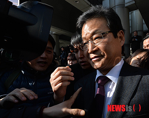 【서울=뉴시스】박문호 기자 = 국가정보원 대선 개입 의혹 수사를 의도적으로 축소·은폐한 혐의로 기소된 김용판 전 서울경찰청장이 6일 오후 서울 서초구 서울중앙지법에서 열린 선고공판에서 무죄를 선고 받은 뒤 법원을 나서며 기자들에 둘러싸여 있다.&nbsp; 서울중앙지방법원 형사합의21부(부장판사 이범균)는 공직선거법과 경찰공무원법 위반, 직권남용권리행사방해 등 3가지 혐의에 대해 증거 부족 등을 이유로 모두 무죄를 선고했다. 2014.02.06.&nbsp; go2@newsis.com 