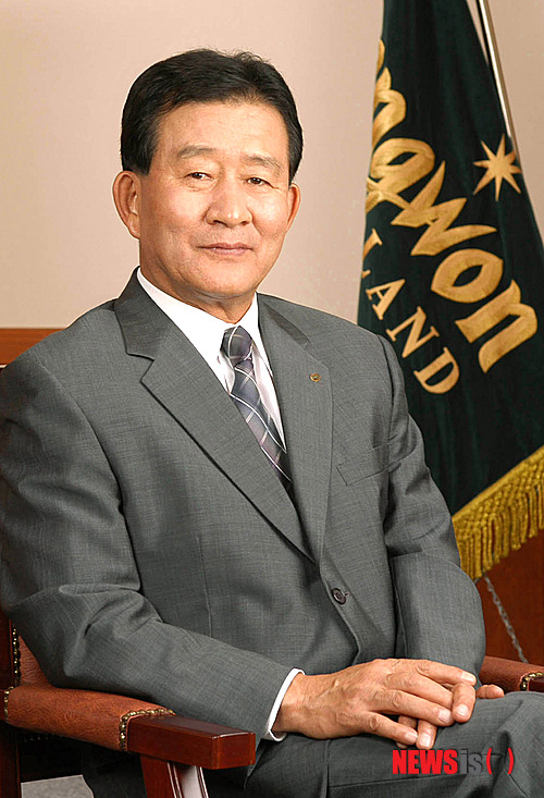 【정선=뉴시스】홍춘봉 기자 = 김진모 제4대 강원랜드 사장시절 '아랍부호 카쇼기 성접대 풍문사건'으로 곤혹을 치러야 했다. 사진은 2003년 9월 제4대 가원랜드 사장으로 취임한 김진모 사장의 집무당시 모습. 2014.02.06. (사진=강원랜드 제공)&nbsp; photo@newsis.com 