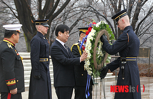 【서울=뉴시스】차길진 회장. 알링턴국립묘지 무명용사의 묘에 헌화했다.
