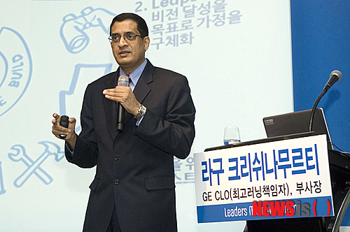 【서울=뉴시스】라구 크리쉬나무르티 제네럴일렉트릭(GE) 최고교육책임자(CLO·부사장)가 7일 인터컨티넨탈 서울 코엑스에서 열린 '제70회 한국능률협회 리더스모닝포럼'에서 GE의 리더십 철학과 핵심가치에 대해 소개하고 있다. (사진= GE코리아 제공)&nbsp; photo@newsis.com