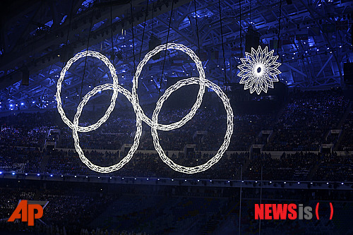 One of the rings forming the Olympic Rings fails to open during the opening ceremony of the 2014 Winter Olympics in Sochi, Russia, Friday, Feb. 7, 2014. (AP Photo/Mark Baker)
