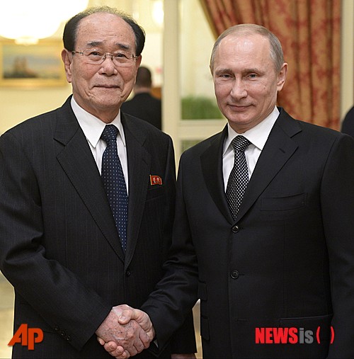 【소치(러시아)=AP/뉴시스】블라디미르 푸틴 러시아 대통령이 지난 2014년 러시아 소치에서 열린 대통령주최 리셉션에 참석한 북한의 북한 김영남 최고인민회의 상임위원장을 만나 악수하고 있다. 북한의 김정남은 북한팀이 출전권을 확보하지 못해 소치동계올림픽에 선수가 불참함에도 불구하고 올림픽경기 명예손님으로 참가했다.