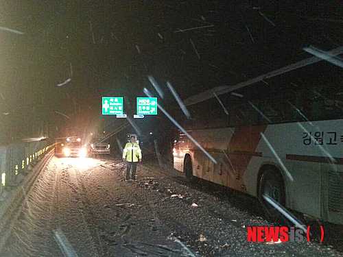 【속초=뉴시스】박혜미 기자 = 9일 오후 5시에 발생한 눈사태로 통행이 통제됐던 미시령동서관통도로가 10일 오전 6시40분부터 일부 차량에 한해 통행이 재개됐다. 2014.02.10. (사진=강원지방경찰청 제공) photo@newsis.com