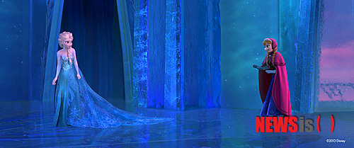 【서울=뉴시스】손정빈 기자 = 디즈니 뮤지컬 애니메이션 '겨울왕국'(감독 크리스 벅· 제니퍼 리)이 주말 박스오피스 1위를 되찾으며 800만 관객을 향해 질주했다.&nbsp; 역대 국내 개봉 외화 흥행성적도 '아바타'(1330만2637명) '아이언맨3'(900만1309명) '트랜스포머3'(778만4755명)에 이어 4위다.&nbsp; 영화진흥위원회 영화관입장권 통합전산망에 따르면 '겨울왕국'은 7~9일 939개 스크린에서 1만838회 상영돼 117만507명을 모았다. 누적관객은 778만4126명이다.&nbsp; 박스오피스는 물론 각 음원사이트에서도 '겨울왕국'의 뮤지컬 넘버 '렛잇고(Let It Go)' '두유 원트 투 빌드 어 스노맨(Do You Want To Build A Snowman)'의 열기가 식지 않고 있어 800만명은 물론 애니메이션 최초, 국내개봉 외화로는 '아바타'에 이어 두 번째로 1000만 관객도 노리고 있다.&nbsp; '겨울왕국'은 모든 것을 얼려버리는 능력을 가진 공주 '엘사'와 '엘사'의 저주를 풀기 위해 모험을 떠나는 동생 '안나'의 이야기다.&nbsp; 2위로 밀려났지만 '수상한 그녀'(감독 황동혁)의 흥행 돌풍도 '겨울왕국' 못지 않다. 768개 스크린에서 1만1054회 상영돼 104만2410명을 불러들였다. 누적관객은 573만8831명이다.&nbsp; 가족 코미디 영화 '수상한 그녀'는 70대 할머니가 신비로운 힘에 의해 스무살 처녀로 돌아가면서 벌어지는 소동을 다뤘다.&nbsp; 3위는 404개 스크린에서 4000회 상영돼 21만2021명이 본 '남자가 사랑할 때'(감독 한동욱)다. 누적관객은 175만2330명이다.&nbsp; 4위는 할리우드 블록버스터 '프랑켄슈타인: 불멸의 영웅'(감독 스튜어트 베티)이다. 18만6870명을 앉혔다.&nbsp; '또 하나의 약속'(감독 김태윤)은 5위에 올랐다. 192개 스크린에서 2275회 상영, 13만9120명이 봤다. 누적관객은 17만5837명이다. 딸이 삼성전자 반도체 공장 입사 후 백혈병 진단을 받고 세상을 떠나자 간난신고 끝에 아버지가 산재 인정 판정을 받아낸 실화를 다뤘다.&nbsp; 6위는 10만6128명의 '레고무비'(누적관객 11만3425명), 7위는 9만4362명의 '넛잡: 땅콩 도둑들'(누적관객 43만1282명), 8위는 7만5094명의 '변호인'(누적관객 1130만8672명), 9위는 6만1314명의 '피 끓는 청춘'(누적관객 164만3786명), 10위는 1만7766명의 '조선미녀삼총사'(누적관객수 47만788명)가 차지했다.&nbsp; jb@newsis.com