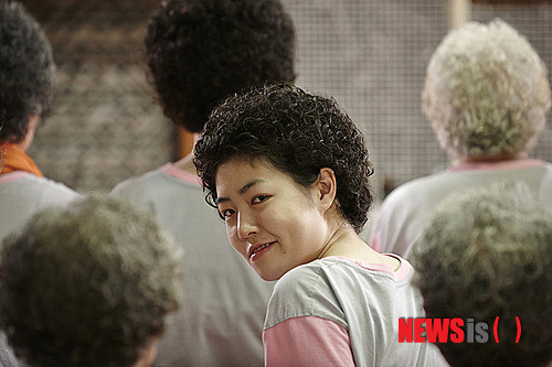 【서울=뉴시스】손정빈 기자 = 디즈니 뮤지컬 애니메이션 '겨울왕국'(감독 크리스 벅· 제니퍼 리)이 주말 박스오피스 1위를 되찾으며 800만 관객을 향해 질주했다.&nbsp; 역대 국내 개봉 외화 흥행성적도 '아바타'(1330만2637명) '아이언맨3'(900만1309명) '트랜스포머3'(778만4755명)에 이어 4위다.&nbsp; 영화진흥위원회 영화관입장권 통합전산망에 따르면 '겨울왕국'은 7~9일 939개 스크린에서 1만838회 상영돼 117만507명을 모았다. 누적관객은 778만4126명이다.&nbsp; 박스오피스는 물론 각 음원사이트에서도 '겨울왕국'의 뮤지컬 넘버 '렛잇고(Let It Go)' '두유 원트 투 빌드 어 스노맨(Do You Want To Build A Snowman)'의 열기가 식지 않고 있어 800만명은 물론 애니메이션 최초, 국내개봉 외화로는 '아바타'에 이어 두 번째로 1000만 관객도 노리고 있다.&nbsp; '겨울왕국'은 모든 것을 얼려버리는 능력을 가진 공주 '엘사'와 '엘사'의 저주를 풀기 위해 모험을 떠나는 동생 '안나'의 이야기다.&nbsp; 2위로 밀려났지만 '수상한 그녀'(감독 황동혁)의 흥행 돌풍도 '겨울왕국' 못지 않다. 768개 스크린에서 1만1054회 상영돼 104만2410명을 불러들였다. 누적관객은 573만8831명이다.&nbsp; 가족 코미디 영화 '수상한 그녀'는 70대 할머니가 신비로운 힘에 의해 스무살 처녀로 돌아가면서 벌어지는 소동을 다뤘다.&nbsp; 3위는 404개 스크린에서 4000회 상영돼 21만2021명이 본 '남자가 사랑할 때'(감독 한동욱)다. 누적관객은 175만2330명이다.&nbsp; 4위는 할리우드 블록버스터 '프랑켄슈타인: 불멸의 영웅'(감독 스튜어트 베티)이다. 18만6870명을 앉혔다.&nbsp; '또 하나의 약속'(감독 김태윤)은 5위에 올랐다. 192개 스크린에서 2275회 상영, 13만9120명이 봤다. 누적관객은 17만5837명이다. 딸이 삼성전자 반도체 공장 입사 후 백혈병 진단을 받고 세상을 떠나자 간난신고 끝에 아버지가 산재 인정 판정을 받아낸 실화를 다뤘다.&nbsp; 6위는 10만6128명의 '레고무비'(누적관객 11만3425명), 7위는 9만4362명의 '넛잡: 땅콩 도둑들'(누적관객 43만1282명), 8위는 7만5094명의 '변호인'(누적관객 1130만8672명), 9위는 6만1314명의 '피 끓는 청춘'(누적관객 164만3786명), 10위는 1만7766명의 '조선미녀삼총사'(누적관객수 47만788명)가 차지했다.&nbsp; jb@newsis.com