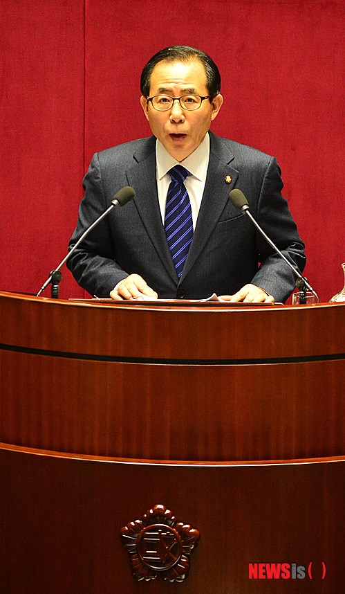 【서울=뉴시스】전진환 기자 = 10일 오전 제322회 국회(임시회) 본회의가 열린 서울 여의도 국회 본회의장에서 김성곤 민주당 의원이 외교·통일·안보에 관한 대정부 질문을 하고 있다. 2014.02.10.&nbsp; amin2@newsis.com