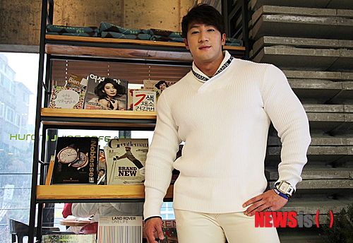 【서울=뉴시스헬스/뉴시스】 10일 서울시 강남구 논현동에 위치한 '휴롬팜'에서 뉴시스헬스 'Star's H' 섹션 인터뷰에 응한 트레이너 황철순 선수가 사진촬영에 임하고 있다. 김대건, 강수희 기자 mantis310@newsishealth.com