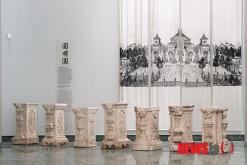 【서울=뉴시스】노르웨이 베르겐에 있는 KODE 예술 박물관에 있는 중국에 국보급 문화재인 원명원(圓明園) 대리석 기둥. 이 박물관은 최근 중국 부동산 재벌인 황누보(黃怒波) 중쿤 그룹 회장의 기부계획에 대한 보답으로 오는 9월께 기둥 7개를 반환한다고 밝혔다. (사진출처: KODE 예술 박물관) 2014.02.11