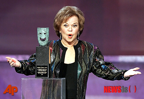 【AP/뉴시스】 2006년 1월 78세의 셜리 템플 블랙이 영화배우조합상 평생공로상을 받고 감사의 말을 하고 있다. 템플은 11일 만 85세로 타계했다.