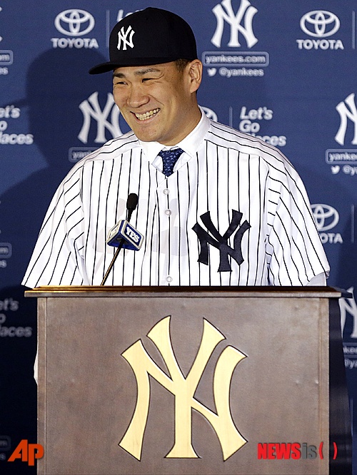 【브롱스(뉴욕)=AP/뉴시스】일본의 슈퍼 에이스 다나카 마사히로(26·뉴욕 양키스)가 12일(한국시간) 미국 뉴욕주 브롱스의 양키스타디움에서 공식 입단식을 가졌다.