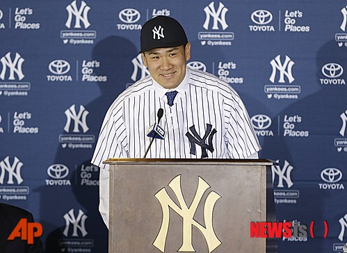 【브롱스(뉴욕)=AP/뉴시스】일본의 슈퍼 에이스 다나카 마사히로(26·뉴욕 양키스)가 12일(한국시간) 미국 뉴욕주 브롱스의 양키스타디움에서 공식 입단식을 가졌다.