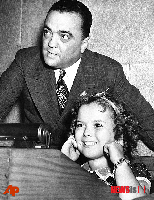 【AP/뉴시스】 1938년 6월24일 에드가 후버 미연방수사국(FBI) 국장과 함께 찍은 셜리 템플의 사진. 셜리는 이 때 후버 국장의 초청으로 워싱턴의 미 연방수사국을 견학 중이었다. 노래와 춤, 보조개가 있는 귀여운 얼굴로 놀라운 재능을 보여주었던 템플은 10일 85세를 일기로 타계했다. 2014.2.12&nbsp;&nbsp; 