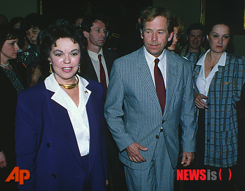 【AP/뉴시스】1990년 5월6일 체코주재 미국 대사로 재임 시 바츨라프 하벨 체코슬로바키아 대통령과 함께 공식행사에 참가한 셜리 템플 블랙의 모습. 2014.2.12&nbsp; 