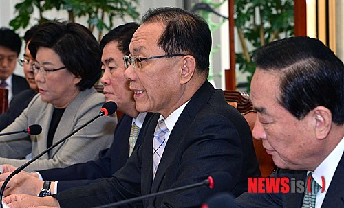 【서울=뉴시스】권주훈 기자 = 12일 오전 서울 여의도 국회 새누리당 대표실에서 열린 최고중진연석회의에서 황우여 대표가 남북 고위급 회담 관련 이야기하고 있다. 2014.02.12. joo2821@newsis.com 