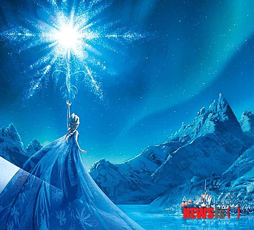 【서울=뉴시스】김태은 문화전문기자 = 디즈니 애니메이션 ‘겨울왕국’(감독 크리스 벅·제니퍼 리)의 인기가 상상이상이다. 디즈니의 53번째 장편 애니메이션인 ‘겨울왕국’은 디즈니 애니메이션 사상 가장 높은 매출을 올린 작품으로 기록될 전망이다. 세계 박스오피스를 휩쓸고 한국에서도 1000만 관객을 바라보고 있다. 지난달 16일 개봉 후 5주째를 맞아 800만 관객을 넘어서며 역대 외화 흥행랭킹 3위에 올랐다. 1위는 ‘아바타’, 2위는 ‘아이언맨3’다. 평단의 극찬과 함께 2014 골든글로브 최우수 애니메이션상, 애니상 최다부문 수상, 아카데미 최우수 장편 애니메이션상과 주제가상에 노미네이트되는 등 작품성 또한 인정받았다. OST는 ‘빌보드 200’ 차트 1위에 올랐고 여주인공 엘사의 테마곡인 ‘렛 잇 고’는 국경을 초월한 인기를 누리고 있다. ‘겨울왕국’의 모티브가 된 안데르센의 동화 ‘눈의 여왕’은 월트 디즈니(1901~1966) 생전부터 디즈니의 숙원사업이었다. 유명제작자 새뮤얼 골드윈과 손잡고 안데르센의 전기를 만들며 그의 작품 부분은 디즈니가 애니메이션으로 제작하기로 했으나 엎어졌고, 이 중 ‘눈의 여왕’ 캐릭터는 결국 갈피를 못 잡다가 무기한 연기됐다. 1990년대 다시 시작된 프로젝트는 2002년 말 또다시 폐기됐다. 디즈니의 오랜 꿈인 ‘겨울왕국’이 명성회복의 신호탄이 되자 2000년대 들어 별다른 히트작을 내지 못하며 애니메이션 명가로서의 자존심을 구기고 있던 디즈니는 잔칫집 분위기다. 여기저기서 ‘대박’ 요인을 분석 중이다. 브로드웨이급 뮤지컬, 첨단 CG기술로 만들어낸 환상적인 3D 비주얼, 비극적이며 파괴적 캐릭터, 낭만적이며 모험적인 캐릭터, 귀여우면서도 친근한 캐릭터 등 갖은 캐릭터의 조화, 디즈니의 공들인 공정, 21세기형 진취적 여주인공과 자매애, 가족애라는 주제를 꼽기도 한다. 1989년부터 10년간 지속됐던 ‘디즈니 르네상스’의 부활이라는 말도 나온다. ‘인어공주’(1989), ‘미녀와 야수’(1991), ‘알라딘’(1992), ‘라이언 킹’(1994), ‘포카혼타스’(1995) 등 줄줄이 히트작을 낸 시기의 디즈니 작품 고유의 특성을 다시금 불러내며 정체성을 회복하게 됐다는 분석도 있다. 복고에 대한 향수를 불러일으킨 것이 성공요인이라는 것이다. 이러저러한 가시적 요소들이 ‘겨울왕국’의 흥행요소로 지목되고 있지만 작품을 만들면서 전력을 다하지 않는 경우는 없다. 이 애니메이션을 만들어낸 제작진의 면면을 따져보자면, 여성인력의 활용과 2006년 인수한 신생 애니메이션 스튜디오 픽사의 영향이 완성도와 예술성을 높이는데 큰 역할을 했다고 보여진다. ‘겨울왕국’의 가장 독특한 점이라면 전에 없던 여성 캐릭터 ‘엘사’의 활약이다. 여성들이 가슴깊이 공감할 만한 섬세한 여성캐릭터를 만들어내는 데는 월트디즈니애니메이션스튜디오 최초의 여성 극장개봉 장편 감독 제니퍼 리(43)의 참여와 픽사 출신 존 라세터(57) 크리에이티브 총괄대표(CCO)의 힘이 컸다. 크리스 벅(54)과 공동연출을 맡고 각본을 쓴 제니퍼 리는 메이저 애니메이션 스튜디오에서 작가출신으로 감독이 된 첫 번째 케이스이기도 하다. 영문학을 전공하고 출판사에서 그래픽 아티스트로 일하던 그녀는 스무살 때 애인이 죽은 후 자신의 이야기를 쓰고 싶다는 열망을 품게 됐다고 한다. 뒤늦게 뉴욕 컬럼비아대학원에 진학해 영화학 석사를 따게 되는데, 글쓰기 수업을 듣다가 만난 필 존스턴과 후에 오스카상에 노미네이트된 ‘주먹왕 랄프’(2012)의 공동각본가로 일하게 된다. ‘LA위클리’는 영화업계에서 여성감독은 4%뿐이고, 그녀는 심지어 마흔이 넘어 성공한 케이스라며 ‘디즈니의 새 애니메이션 여왕’이라 추어올리기도 했다. 극중 아렌델 왕국의 여왕이 되는 엘사는 제니퍼 리의 손에서 보다 예리하고 독특한 캐릭터로 피어난다. 공공연히 밝히지는 않았지만 재능있고 감수성 높은 예술가 타입의 여성 캐릭터는 스스로의 모습을 반영했을 가능성이 높다. 보다 깊이 있는 감정묘사로 젊은 여성들의 공감대를 한껏 높였다. 국내에서도 애니메이션은 아이들이나 보는 것이라는 선입견을 깨고 20, 30대 여성관객들의 관람이 눈에 띄게 늘어난 이유다. 남성들과 달리 남다른 능력을 가진 여성의 경우, 과거 마녀로 몰리고 ‘겨울왕국’에서는 ‘괴물’로 불리듯이 위험하게 여겨지는 수가 많다. 자신의 능력을 숨기고 조신한 외양을 갖춰야한다는 무의식적 압력에 의해 유폐되고, 결국은 “아무도 상처주지 않아도 된다”며 자신이 지은 얼음궁전에 스스로를 가둬버린다. 세상에 받아들여지지 못하는 괴로움에 자기자신을 방어하고 강해지려 할수록 모든 것을 얼려버리는 엘사의 괴력은 뾰족하고 공격적인 고드름을 만들어낸다. 이러한 심리적 고통의 시각화가 남자 못지않은 실력발휘를 하면서도 잠재적 두려움에 시달리는 현대여성들이 감정이입 되도록 한다. 엘사는 여느 디즈니 여주인공 못지않게 ‘쭉쭉빵빵’한 몸매를 지닌 섹시한 미녀지만, 이를 자신을 구원해줄 남자를 매혹시키거나 눈요기로 이용하지 않는다. 남자 상대 없이 처음부터 끝까지 독립적인 모습을 보여준다. 여동생 안나에게 “막 만난 남자와는 결혼하는 것이 아니라”는 이성적인 조언도 그녀의 입에서 나온다. 주체적 여성상을 보여준다는 점에서 ‘골드미스’를 비롯한 직장여성들이 공감할 여지가 크다. 원작에서는 악녀였던 ‘눈의 여왕’은 이렇게 복합적이고 당당한 캐릭터로 변모, 예민한 성정으로 질풍노도의 시기를 힘들게 보내지만 콤플렉스를 극복하고 결국 여왕이 된다. 엘사와 안나를 치유하고 구원하는 것은 ‘자매애’인데 이 또한 21세기를 살아가는 여성들에게 와닿는 덕목이다. 디즈니의 여주인공은 시대의 흐름에 따라 많은 변화를 거쳤다. 지나치게 낙천적이라 백치미까지 풍기며 왕자의 키스를 기다리던 수동적 공주들은 1990년대 들면서 페미니즘의 영향으로 보다 적극적이고 진취적인 모습을 갖게 됐다. 여성주의적 성향은 안나에게 고스란히 반영돼있다. 직접 언니를 찾아 나서는 모험을 떠날 정도로 현대적이기는 하나 이상적 이성을 만나기를 기대하는 낭만성도 여전히 갖추고 있다. 그런 점에서 엘사는 디즈니 여성 캐릭터 중 가장 진보한 여성상을 보여준다. 처음부터 끝까지 남자의 도움 없이 ‘처녀 여왕’이 되는 자립성이 특징이다. 한편 애니메이션계에 기술혁명을 몰고 온 픽사는 디즈니에 영입된 후에도 독립성을 유지하고 있는 반면, 오히려 디즈니가 픽사의 영향으로 새 활로를 연 케이스라고도 하겠다. ‘겨울왕국’에 앞서 미키마우스가 주인공인 단편 ‘말을 잡아라!’를 선보이는데, 이는 픽사가 장편 상영에 앞서 새로운 CG 제작기법을 활용한 단편들을 선보여온 관례를 따른 것으로 보인다. 이 중심에 있는 인물이 애니메이션계에 새 바람을 몰고 오며 아카데미 특별공로상까지 받은 첫 장편 CG 애니메이션 ‘토이스토리’(1995)의 감독 존 라세터다. 현재는 디즈니와 픽사의 공동 CCO를 맡아 양사의 부흥을 쌍끌이하고 있다. 월트디즈니사의 디자인과 개발을 맡고 있는 월트디즈니이매지니링의 크리에이티브 자문대표를 겸할 정도로 그의 창의성은 정평이 났다. 2008년 크리스 벅 감독은 ‘안나와 눈의 여왕’이라는 가제로 이 프로젝트를 되살리게 되는데, 2012년 존 라세터가 프로듀서로 가세하면서 박차를 가하게 된다. 그의 아이디어가 가미되면서 비로소 현대적인 스토리로 재탄생하게 됐다고 한다. ‘토이스토리’ 시리즈와 ‘벅스라이프’ 등의 시나리오를 직접 써온 그의 상상력과 구성력은 그가 프로듀싱을 맡은 양사의 작품들에 특별한 영향력을 발휘하고 있다. ‘토이스토리’에서 보여진 것처럼 실제 존재하는 듯 인간미 넘치는 등장인물들은 그의 특장점 중 하나인데 그가 총괄프로듀서를 맡은 픽사의 최근작 ‘몬스터 대학교’(2013)에서도 이러한 면이 잘 드러난다. 외눈알 꼬마 마이크 캐릭터는 노력에 비해 재능이 부족하다고 여겨 고뇌하며 자신의 길을 모색하는 대학생 역을 맡아 그 시기를 보낸 많은 이들의 공감을 이끌어냈다. 더불어 국내에서 자막판과 더빙판이 골고루 호응을 얻으며 두루 주목받고 있는 것도 특기할 만하다. 더빙버전을 제작하는 이유는 글을 잘 읽지 못하는 어린아이들을 배려하는 의도가 큰데, 이의 완성도를 높이면서 10대 이상 관객들 사이에 자막버전과 더빙버전 모두를 관람하는 분위기가 형성된 것도 한 몫했다. 인터넷에서는 ‘겨울왕국’이 개봉한 각국의 더빙판을 비교해보는 포스트도 눈길을 끈다. 아렌델 왕국의 실제 배경이 된 노르웨이는 고 퀄리티의 재녹음으로 높은 평가를 받고 있다. 미국 디즈니 본사는 더빙판의 가수까지 일일이 검토해 ‘품질관리’를 했다는 후문이다. 한국어 녹음에서는 대사를 처리하는 성우와 노래를 부르는 가수를 따로 캐스팅하는 2인1역 방식을 쓰기도 했다. 주인공 엘사의 목소리는 성우 소연, 노래 부분은 뮤지컬 배우 박혜나(32)가 맡았다. 엘사의 심경을 그대로 표현한 ‘렛 잇 고’를 부른 박혜나의 목소리에 디즈니 본사 측은 “영어 버전의 이디나 멘젤과 목소리가 흡사할 정도로 완벽했다”며 만족감을 표했다고 한다. 원판에서 크리스틴 벨(34)이 맡은 안나 역은 성우 박지윤이 맡아 노래까지 소화했다. 디즈니의 전작 ‘라푼젤’(2010) 한국어 녹음시 타이틀롤을 맡은 인연이 있다. ‘겨울왕국’의 이례적 성황에 걸그룹 ‘씨스타’ 멤버 효린(23)이 엔딩크레디트 송으로 부른 ‘렛 잇 고’의 디지털 음원이 발매되기도 했다. tekim@newsis.com