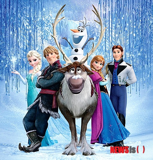 【서울=뉴시스】김태은 문화전문기자 = 디즈니 애니메이션 ‘겨울왕국’(감독 크리스 벅·제니퍼 리)의 인기가 상상이상이다. 디즈니의 53번째 장편 애니메이션인 ‘겨울왕국’은 디즈니 애니메이션 사상 가장 높은 매출을 올린 작품으로 기록될 전망이다. 세계 박스오피스를 휩쓸고 한국에서도 1000만 관객을 바라보고 있다. 지난달 16일 개봉 후 5주째를 맞아 800만 관객을 넘어서며 역대 외화 흥행랭킹 3위에 올랐다. 1위는 ‘아바타’, 2위는 ‘아이언맨3’다. tekim@newsis.com