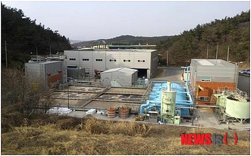 【포항=뉴시스】강진구 기자 = 준공 후 시운전 1년이 지나도록 경북 포항시 음식물폐수 및 침출수 병합처리 설비(이하 폐수처리장)가 정상 운영되지 못하고 있다.이에 뉴시스는 음폐수처리시설의 문제점을 찾아 파헤치고 대책을 마련키 위해 관련 분야의 다양한 전문가 의견을 들어보고 효율적인 대책을 시리즈로 짚어본다.사진은 포항시 음폐수처리장 전경. 2014.02.12. (사진=포항시 제공)&nbsp; photo@newsis.com 