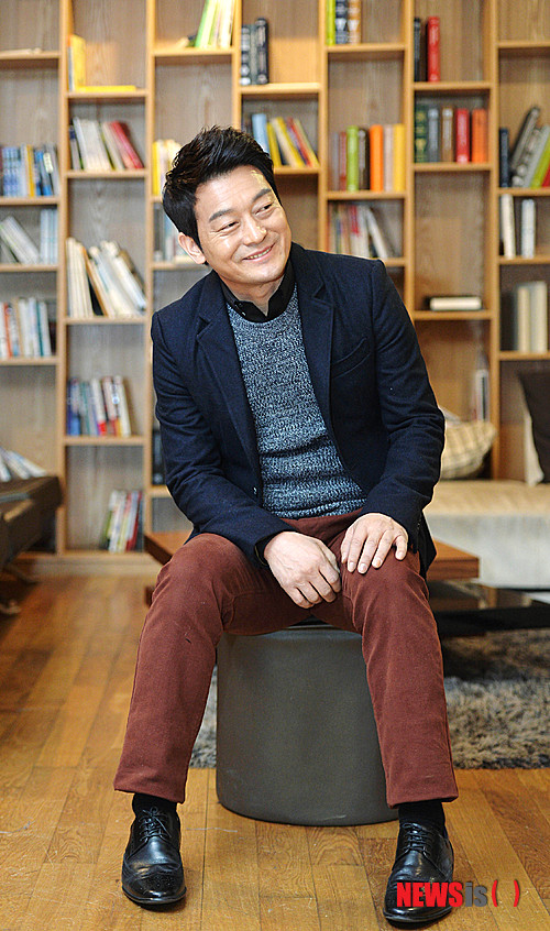 【서울=뉴시스】박문호 기자 = 드라마 ‘왕가네 식구들’에서 열연 중인 배우 조성하가 12일 오후 서울 강남구 도산대로 한 카페에서 뉴시스와의 인터뷰에 앞서 포즈를 취하고 있다. 2014.02.12.&nbsp;&nbsp;&nbsp; go2@newsis.com