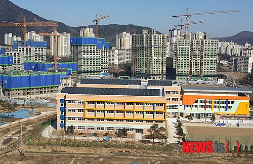 【대전=뉴시스】이시우 기자 = 대전 유성구 지족동에 위치한 새미래중학교는 오는 3월 개교를 앞두고 있지만 학교 주변은 아파트 건설 공사가 계속되고 있어 이 학교로 배정받은 학생의 부모들의 불만이 커지고 있다. 2014.2.13.&nbsp;&nbsp; issue@newsis.com 