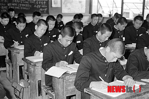 【서울=뉴시스】1967년 국립 철도고등학교 수업 모습.2014.02.13.(사진 = 국가기록원 제공)&nbsp; photo@newsis.com