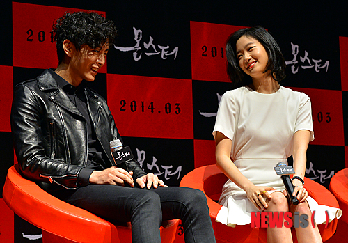 【서울=뉴시스】조종원 기자 = 13일 오전 서울 광진구 롯데시네마 건대입구점에서 열린 영화 '몬스터' 제작보고회에서 배우 이민기(왼쪽)와 김고은이 미소 짓고 있다.&nbsp; 오는 3월에 개봉하는 영화 '몬스터'는 피도 눈물도 없는 살인마 태수(배우 이민기)와 그에게 동생을 잃은 여자 복순(배우 김고은)의 끝을 알 수 없는 추격을 그린 스릴러이며 '오싹한 연애'를 연출한 황인호 감독이 제작했다. 2014.02.13.&nbsp; choswat@newsis.com