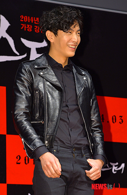 【서울=뉴시스】조종원 기자 = 13일 오전 서울 광진구 롯데시네마 건대입구점에서 열린 영화 '몬스터' 제작보고회에서 배우 이민기가 포즈를 취하고 있다.&nbsp; 오는 3월에 개봉하는 영화 '몬스터'는 피도 눈물도 없는 살인마 태수(배우 이민기)와 그에게 동생을 잃은 여자 복순(배우 김고은)의 끝을 알 수 없는 추격을 그린 스릴러이며 '오싹한 연애'를 연출한 황인호 감독이 제작했다. 2014.02.13.&nbsp; choswat@newsis.com