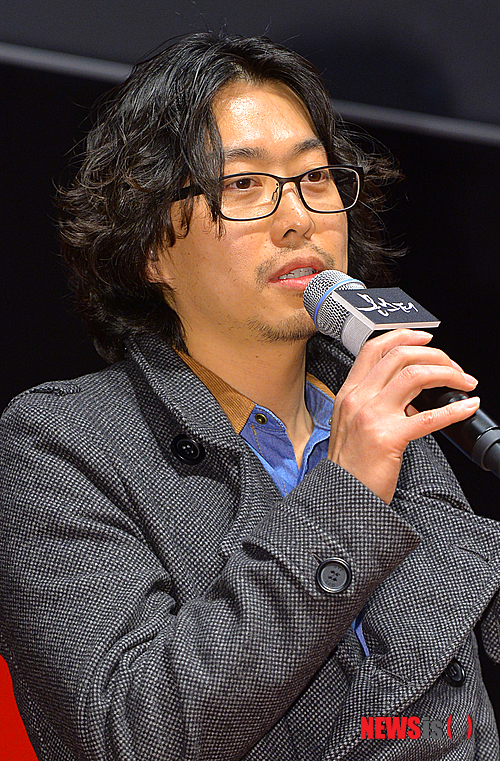 【서울=뉴시스】조종원 기자 = 13일 오전 서울 광진구 롯데시네마 건대입구점에서 열린 영화 '몬스터' 제작보고회에서 황인호 감독이 인사말을 하고 있다.&nbsp; 오는 3월에 개봉하는 영화 '몬스터'는 피도 눈물도 없는 살인마 태수(배우 이민기)와 그에게 동생을 잃은 여자 복순(배우 김고은)의 끝을 알 수 없는 추격을 그린 스릴러이며 '오싹한 연애'를 연출한 황인호 감독이 제작했다. 2014.02.13.&nbsp; choswat@newsis.com