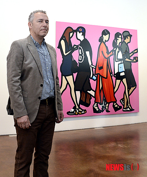 【서울=뉴시스】홍찬선 기자 = 영국출신 화가 줄리안 오피가 13일 오전 서울 종로구의 한 갤러리에서 내한 간담회를 하고 있다. 2014.02.13. mania@newsis.com