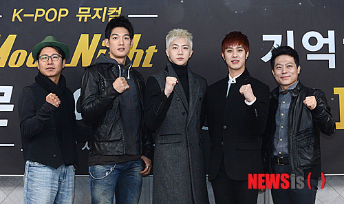【서울=뉴시스】박상훈 기자 = 13일 오후 서울 종로구 세종문화회관 지하 1층 한 식당에서 열린 K-POP 뮤지컬 '문나이트' 제작발표회에서 심현섭, 박재민, 엠블랙 승호, 천둥, 임기홍이 포즈를 취하고 있다. '문나이트'는 1990년대 춤꾼들의 성지로 불렸던 서울 이태원의 유명 나이트클럽 '문라이트'를 소재로 한 댄스뮤지컬로 오는 21일부터 다음달 23일까지 세종문회화관에서 공연된다. 2014.02.13. hyalinee@newsis.com