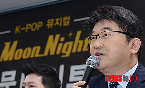 【서울=뉴시스】박상훈 기자 = 13일 오후 서울 종로구 세종문화회관 지하 1층 한 식당에서 열린 K-POP 뮤지컬 '문나이트' 제작발표회에서 김승현 프로듀서가 취재진의 질문에 답하고 있다. '문나이트'는 1990년대 춤꾼들의 성지로 불렸던 서울 이태원의 유명 나이트클럽 '문라이트'를 소재로 한 댄스뮤지컬로 오는 21일부터 다음달 23일까지 세종문회화관에서 공연된다. 2014.02.13. hyalinee@newsis.com