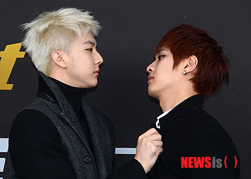 【서울=뉴시스】박상훈 기자 = 13일 오후 서울 종로구 세종문화회관 지하 1층 한 식당에서 열린 K-POP 뮤지컬 '문나이트' 제작발표회에서 엠블랙 천둥, 승호가 포즈를 취하고 있다. '문나이트'는 1990년대 춤꾼들의 성지로 불렸던 서울 이태원의 유명 나이트클럽 '문라이트'를 소재로 한 댄스뮤지컬로 오는 21일부터 다음달 23일까지 세종문회화관에서 공연된다. 2014.02.13. hyalinee@newsis.com