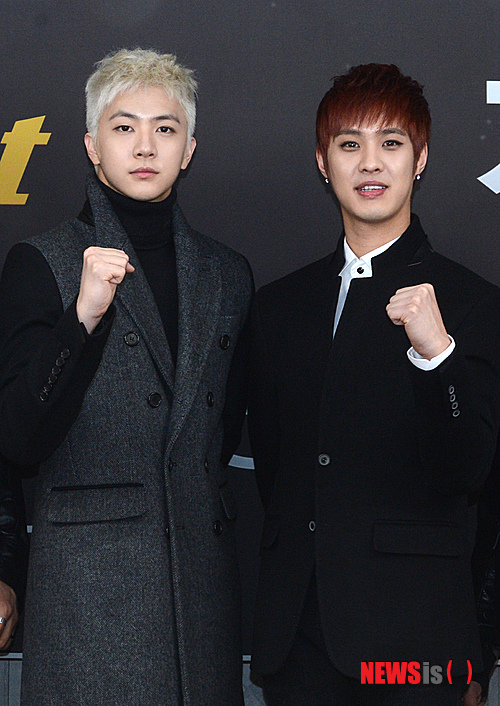 【서울=뉴시스】박상훈 기자 = 13일 오후 서울 종로구 세종문화회관 지하 1층 한 식당에서 열린 K-POP 뮤지컬 '문나이트' 제작발표회에서 엠블랙 천둥, 승호가 포즈를 취하고 있다. '문나이트'는 1990년대 춤꾼들의 성지로 불렸던 서울 이태원의 유명 나이트클럽 '문라이트'를 소재로 한 댄스뮤지컬로 오는 21일부터 다음달 23일까지 세종문회화관에서 공연된다. 2014.02.13. hyalinee@newsis.com