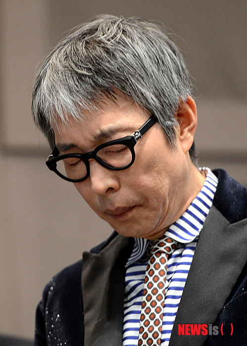 【서울=뉴시스】박상훈 기자 = 서세원 감독이 13일 오후 서울 중구 프레스센터에서 열린 영화 '건국대통령 이승만' 시나리오 심포지움에서 묵념을 하고 있다.&nbsp; 개그맨 출신 영화감독 서세원은 '건국대통령 이승만' 시나리오를 완성한 상태로, 연출까지 맡아 4년만에 영화계에 복귀한다. 2014.02.13.&nbsp; hyalinee@newsis.com