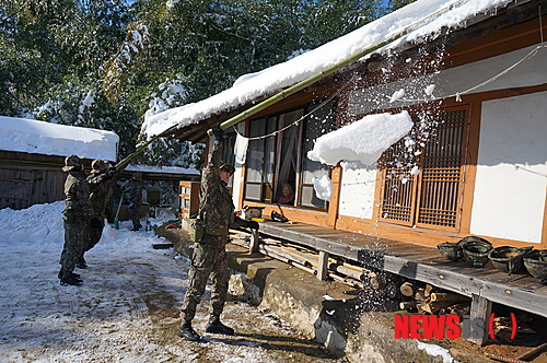 【울진=뉴시스】전현욱 기자 = 육군 제50보병사단 울진연대(연대장 박안수 대령) 장병들이 폭설에 고립된 산간지역 독거노인들을 구출하고있어 눈길을 끈다. 사진은 군장병들이 울진군 북면 검성리 혼자사는 할머니의 집마당과 지붕의 눈을 치우고 있다.(사진제공=50사단 121연대)&nbsp; photo@newsis.com 